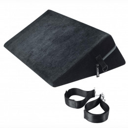 Подушка для секса с наклоном с наручниками Whipsmart черная, 60 см